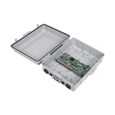 Switch WISP/FTTx con 7 puertos PoE inverso de 24V Pasivo (PoE in), 1 puerto PoE out de 24V + 2 SFP, Integrado con Gabinete NEMA IP67 para exterior, vista 1